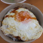 天天利美食坊 - 滷肉飯加蛋（大）豚バラご飯＋半熟目玉焼き