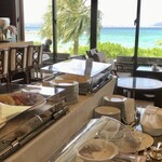 ライブラリーラウンジ＆バー - 外には美しいビーチが広がります