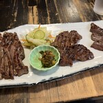 炭焼牛たん東山 仙台本店 - 東山三昧。左から牛タン（塩）、牛タン（味噌）、ハラミ