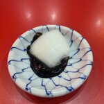 珍食堂 - 生玉葱をチュンジャンに付けて食べる。前菜代わり！？