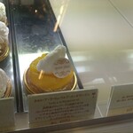 パティスリー モンプリュ - ショーケース前は混雑してるのでじわじわ左に移動しながらケーキを物色します