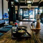 ヨコクラうどん - 旧家側の歴史を感じる飲食スペース