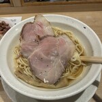 麺屋 優光 - チャーシューデカすぎでしょ！？嬉しいことに♡