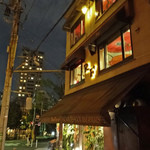 Rue Favart - ２F の真っ赤なケシが見えます