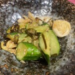 炭焼 うな富士 - お通しのきゅうり オカワリ自由、無料