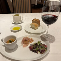 アルポルト・クラシコ そごう横浜店 - 前菜３種盛り合わせ　¥1,000 盛り付けに謎の余白が…
                    グラスワイン¥1,100