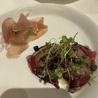 アルポルト・クラシコ そごう横浜店 - 生ハムのスライスと鰹のカルパッチョ