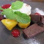 人と木 - ショコラテリーヌにアイスのせ、ベリーソースがけ、マンゴー添え