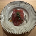 佐野鮨 - かつお　醤油と炭のオイル、細かーく包丁入ってる