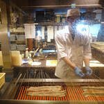 うなぎ四代目 菊川 - 焼き場の後ろは全面が窓！