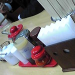 珉子ラーメン - 無料トッピングに紅ショウガ、コショウ。ゆで卵が美味そう･・(；ﾟдﾟ)