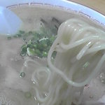 珉子ラーメン - 麺は中細麺の太さでストレート麺。標準でﾁｮｲﾔﾜ、だがこれがいい。