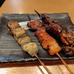 まんまる - うなぎ串6種盛り合わせ（1,950円）の3種（左から、ヒレ、たんざく、肝焼き）