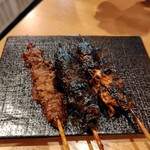 まんまる - うなぎ串6種盛り合わせ（1,950円）の3種（左から、くりから、バラ、かぶと）