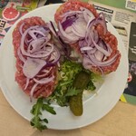 Gaffel am Dom - gebackenes Mett auf Hausbrot mit roten Zwiebeln