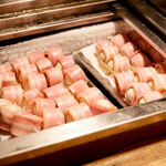 博多焼き鳥・野菜巻き・もつ鍋 かつぎや - カウンターから見える野菜串