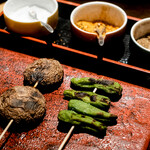 博多焼き鳥・野菜巻き・もつ鍋 かつぎや - 椎茸、ししとう