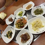 アリラン食堂 - 前菜は食べ放題、クオリティ高し