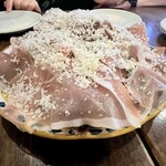 イル リトロボ - 生ハムサラダ1650円。大きな生ハムが目を引きます！