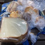 那須高原パンのいえ クーロンヌ - 店前で置いて撮影&早速食べました。パンドミはキャンプの朝食で頂きました。