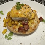 ザ リビング - カレー風味のコーンエッグベネディクト