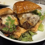 ザ リビング - ラムハンバーグのパイ グリーンカレーソース