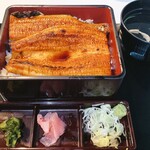 鰻の成瀬 - 料理写真:上の竹 2500円　庶民の味方ありがたい　さすがに炭の香りがしたり、薄い皮がパリパリしたりというものではなく蒸した白身魚的なものではあるけどスーパーで買うあのゴムみたいに分厚い皮がついた硬いやつと比べたら雲泥の差。
