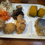 槍沢ロッヂ - 夕飯　鶏から、鯖の味噌煮など