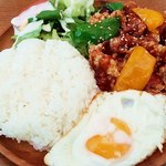 かふぇ そーにょ - プレートライスランチ甘辛豚唐揚げ