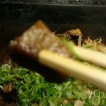 Okonomiyaki Tonchinkan - 牛すじ焼き（ネギにピントが^^;）