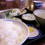 よしだ屋食堂 - 秋刀魚塩焼き＋貝汁定食：830円