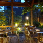 ボータン - テラス席から庭を望む