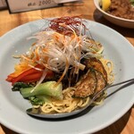 肉と中華メシ 幸 - 冷やし麻婆まぜそば　1,200円
      （夏は冷たい麺がいいね〜）