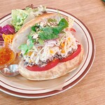 シー ザ フォレスト - バインミー サバトマト（サラダ付き）