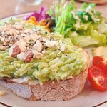 シー ザ フォレスト - アボカドトースト（サラダ付き）