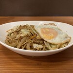 居酒屋ゆうゆう - ソース焼きそば / 目玉焼付（847円）