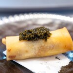 館山美食倶楽部 - 2025.7 ゴールドラッシュとムラサキウニの春巻き 中国産カルーガキャヴィア乗せ