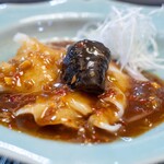 館山美食倶楽部 - 2025.7 焼きフカヒレと干しナマコと赤茄子の酸辣煮込み（魚香茄子）