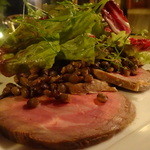 ボータン - 仔羊肩肉のスモークハムのアップ