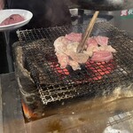 つぼやホルモン - メインの焼き台にホルモンとハツ投入