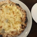 PIZZA BORSA - クワトロフォルマッジ