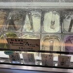 おかじ - 陳列棚