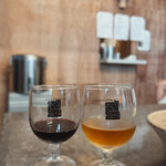 SUBA VS - Septワイナリーのレバノンワインの赤（左）とオレンジ（右）