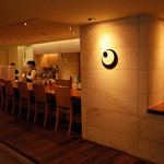 東郷 - 店内（厨房を取り囲む大きなL字カウンター） 2014.9.2x