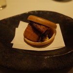 東郷 - 冷菜 浜松産のうなぎとハンガリーのフォアグラの蒲焼き 金沢の最中で包んで 2014.9.2x