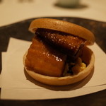 東郷 - 冷菜 浜松産のうなぎとハンガリーのフォアグラの蒲焼き 金沢の最中で包んで 2014.9.2x