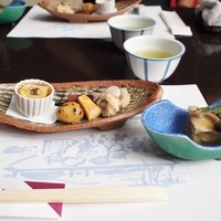ひろ文 - 先付と八寸。くみ出し湯葉や鱧の南蛮、茄子など。