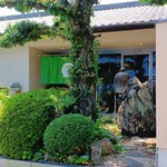 茶房 庭テラス - 旅館のような立派な玄関