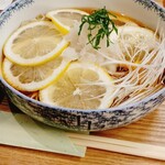 茶房 庭テラス - 細く上品　広島レモン甘い　白ネギと大根おろしたっぷり