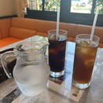シャンゴ - アイスコーヒーとピーチアイスティー